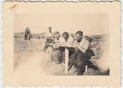 (F1648) Orig. Foto 2.WK Soldaten im Felde, provisorischer Tisch, 1940er