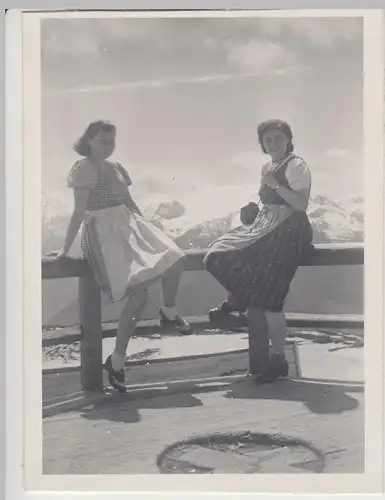 (F16477) Orig. Foto junge Frauen auf d. Schmittenhöhe 1944