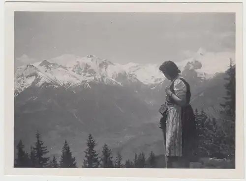 (F16472) Orig. Foto Großglockner, junge Frau spaziert 1944