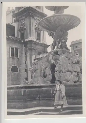 (F16467) Orig. Foto Salzburg, Frau am Residenzbrunnen 1944