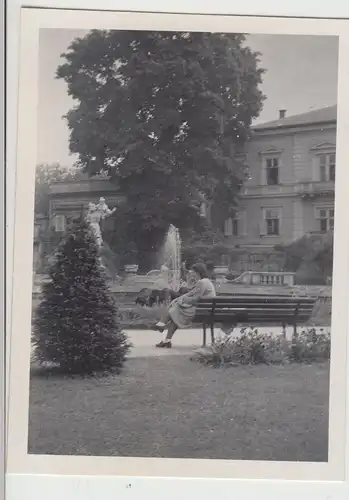 (F16465) Orig. Foto Salzburg, Mirabellgarten, Frau auf Bank 1944