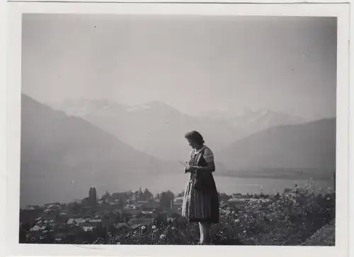 (F16464) Orig. Foto Zell am See, junge Frau unterwegs 1944