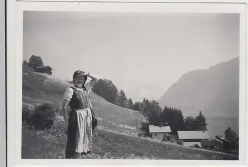 (F16463) Orig. Foto Zell am See, junge Frau unterwegs 1944