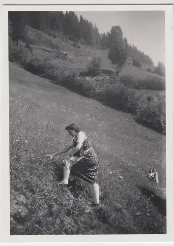 (F16462) Orig. Foto Zell am See, junge Frau am Berghang 1944