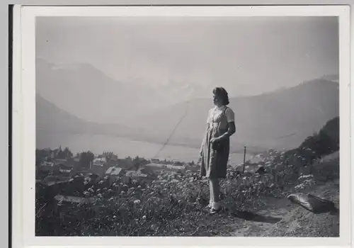 (F16461) Orig. Foto Zell am See, junge Frau unterwegs 1944