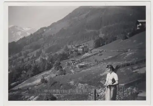 (F16460) Orig. Foto Zell am See, junge Frau unterwegs 1944