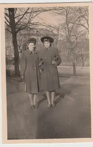 (F16453) Orig. Foto junge Damen spazieren in einer Stadt 1940er