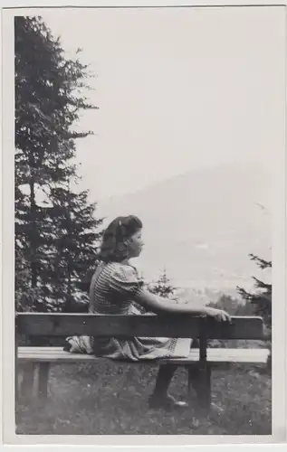 (F16451) Orig. Foto junge Frau auf Bank, bei Oberammergau 1943