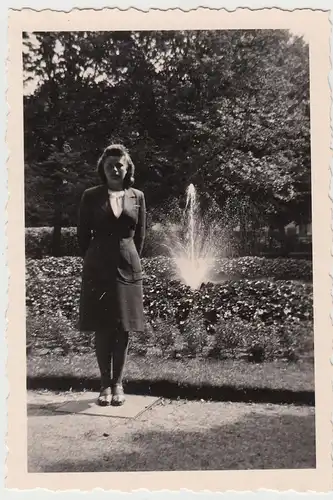 (F16449) Orig. Foto junge Frau in einem Park, München 1943