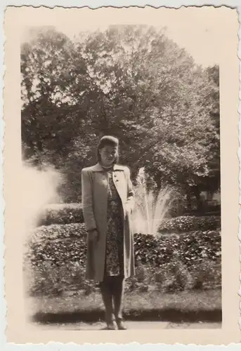 (F16447) Orig. Foto junge Frau in einem Park, München 1943