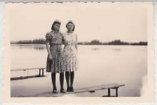 (F16446) Orig. Foto Murnau, junge Damen auf Steg am See 1943