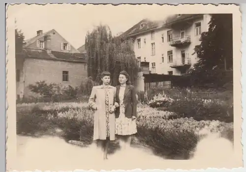 (F16444) Orig. Foto jungen Damen hinter den Häusern 1943