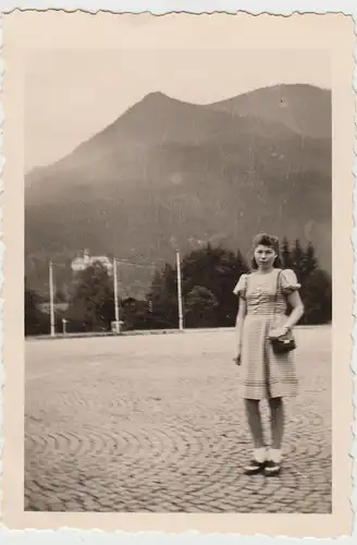 (F16442) Orig. Foto junge Frau bei Oberammergau, Ettal 1943