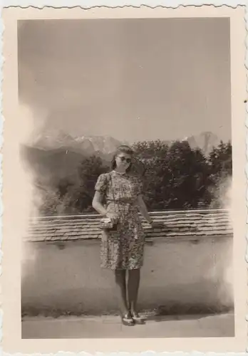 (F16441) Orig. Foto junge Frau bei Oberammergau, Ettal 1943