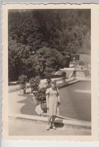(F16439) Orig. Foto junge Frau am Schloss Linderhof 1943