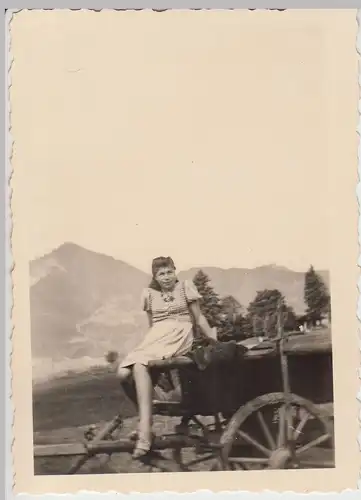 (F16437) Orig. Foto junge Frau sitzt auf Pferdewagen, Oberammergau 1943