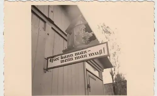 (F16436) Orig. Foto Schild am Toilettenhäusl in Oberammergau 1943