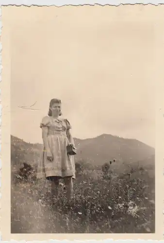 (F16435) Orig. Foto junge Frau, Spaziergang bei Oberammergau 1943