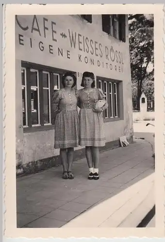 (F16431) Orig. Foto Oberammergau, Frauen am Café Weisses Rössl 1943