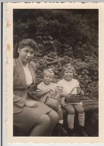 (F16427) Orig. Foto Frau und kleine Mädchen mit Handtäschchen 1943