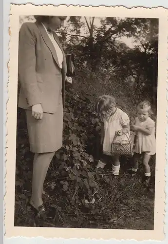 (F16425) Orig. Foto Frau und kleine Mädchen in der Natur 1943