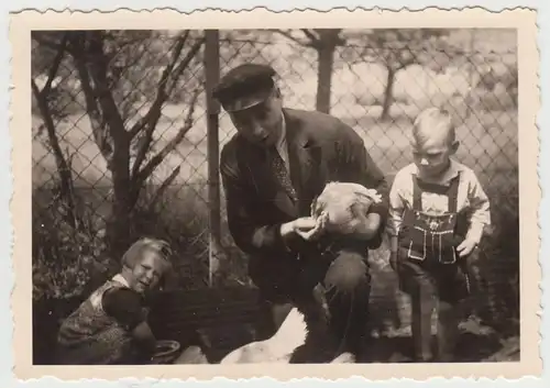 (F16424) Orig. Foto Herr und Kinder beim Hühner füttern 1943