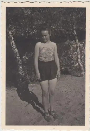 (F16422) Orig. Foto junge Frau in Sommerkleidung 1943