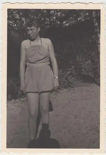 (F16420) Orig. Foto junge Frau in Sommerkleidung 1943