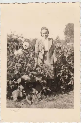 (F16418) Orig. Foto junge Frau steht bei den Blumen 1940er
