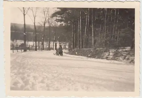 (F16413) Orig. Foto Personen rodeln mit Schlitten, Winter 1942/43