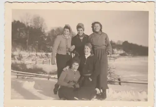 (F16412) Orig. Foto Damen im Freien, Winter 1943