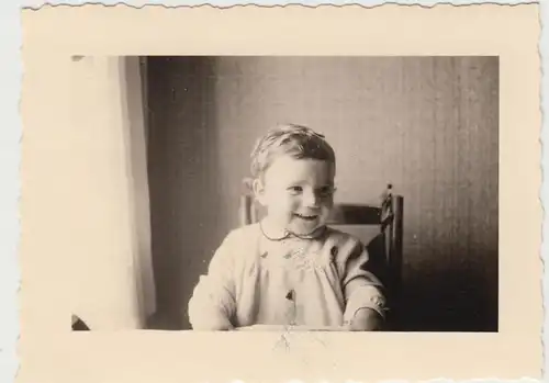 (F16408) Orig. Foto Kleinkind sitzt auf dem Stuhl 1940er
