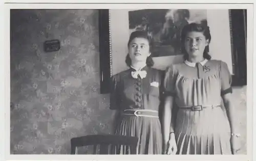 (F16404) Orig. Foto junge Frauen vor Wandbild im Raum 1940er