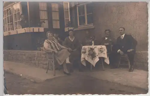 (F16399) Orig. Foto Personen sitzen am Tisch am Haus, Meinigen 1930er