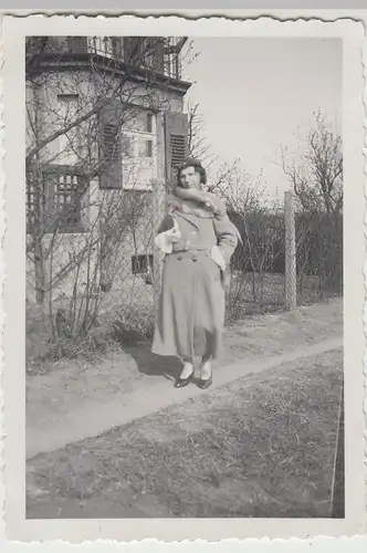 (F16381) Orig. Foto Frau spaziert i. Umgebung Nürnberg 1934
