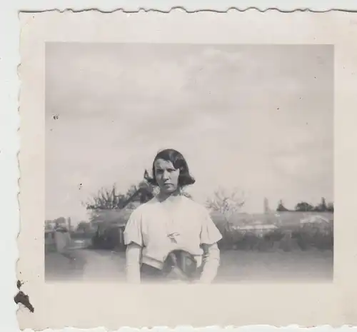 (F16374) Orig. Foto Frau mit Kind im Freien, Spaziergang 1933
