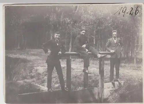 (F16361) Orig. Foto junge Männer an einem kleinen Stauwehr 1926