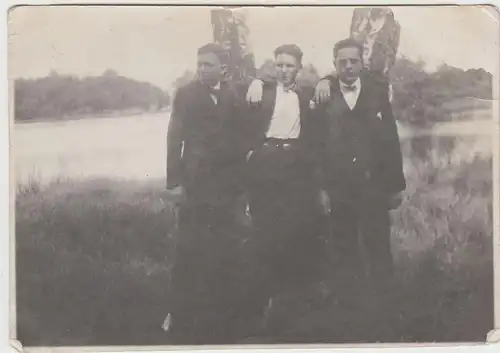 (F16360) Orig. Foto junge Männer an einem See 1926
