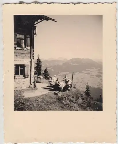 (F16337) Orig. Foto Tschagguns, Personen sitzen am Golmerhaus 1938