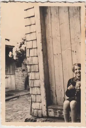 (F16331) Orig. Foto Sonthofen, Mädchen sitzt vor Hotel Alpe Eck 1937