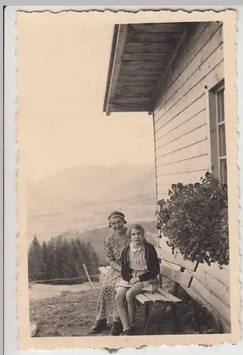 (F16329) Orig. Foto Sonthofen, Frau u. Mädchen sitzen vor Hotel Alpe Eck 1937