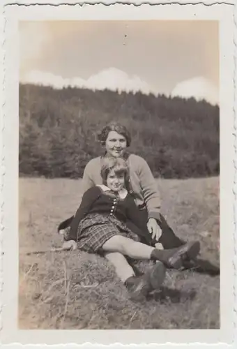 (F16321) Orig. Foto Raumland (Berleburg), Frau u. Mädchen auf Wiese 1935