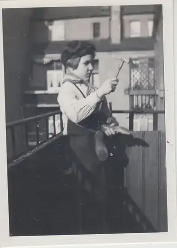 (F16319) Orig. Foto Karneval Köln 1935, Mädchen als Schuster a.d. Balkon