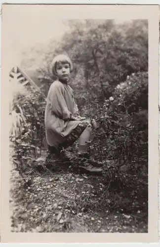 (F16305) Orig. Foto Oberheimbach, Mädchen sitzt im Freien 1933