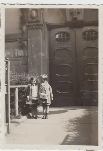 (F16299) Orig. Foto Köln, Mädchen vor dem Hauseingang, erster Schultag 1933