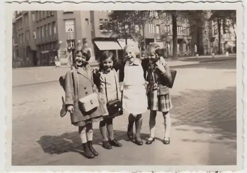 (F16298) Orig. Foto Mädchen auf der Straße in Köln, erster Schultag Ostern 1933