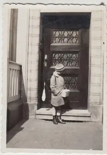 (F16297) Orig. Foto Köln, Mädchen vor dem Hauseingang, erster Schultag 1933