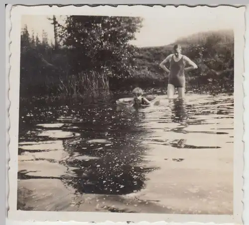 (F16290) Orig. Foto Kind Marianne im Teich i.d. Kroppacher Schweiz 1932