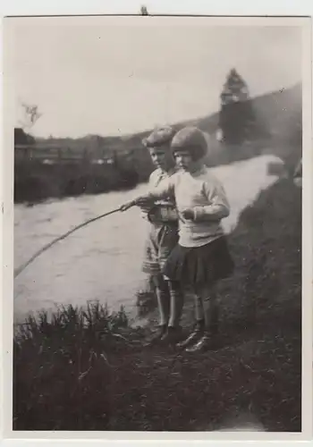 (F16283) Orig. Foto Sallinghausen, Kinder angeln bei Pension Sternberg 1931