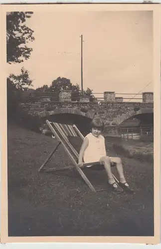 (F16277) Orig. Foto Sallinghausen, Kind Marianne im Liegestuhl vor Brücke 1931